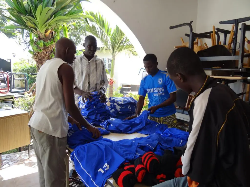 Voetballers in Gambia blij met kleding uit Breskens